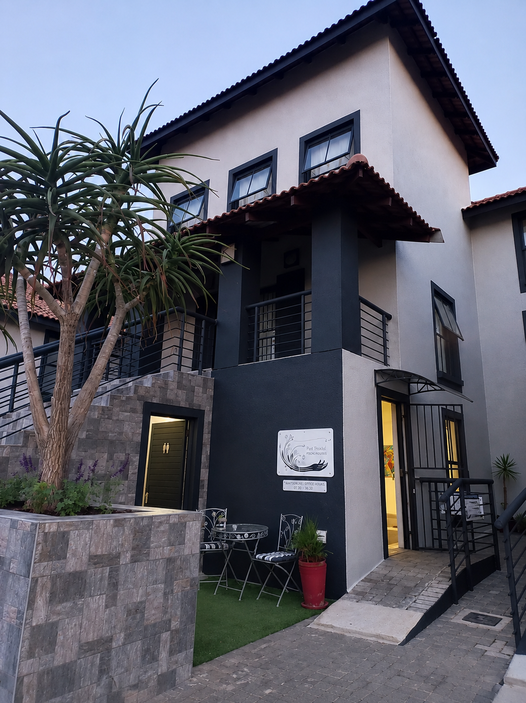 Exterior of Dale Tyndall Physiotherapy practice in Poortview, Roodepoort